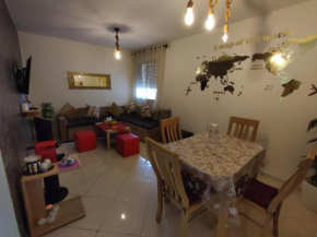 Beautiful ground-floor apartment with portable air conditioning, parking, and free Wi-Fi